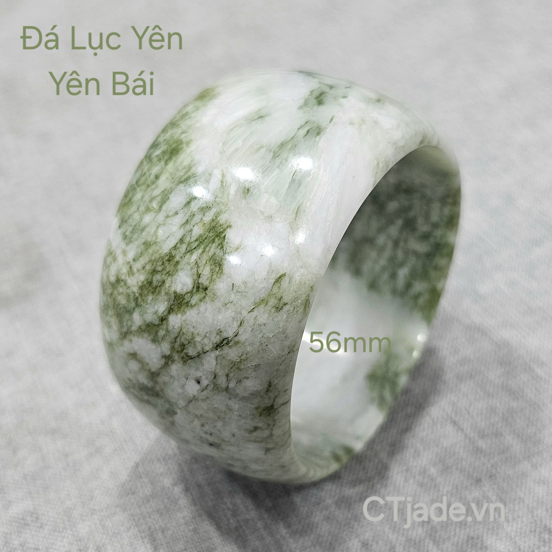 Serpentine này khá đẹp như những chồi xanh có thể sống sót, vương mình trong tuyết, đẹp thật! Serpentine này khá đẹp như những chồi xanh có thể sống sót, vương mình trong tuyết, đẹp thật!