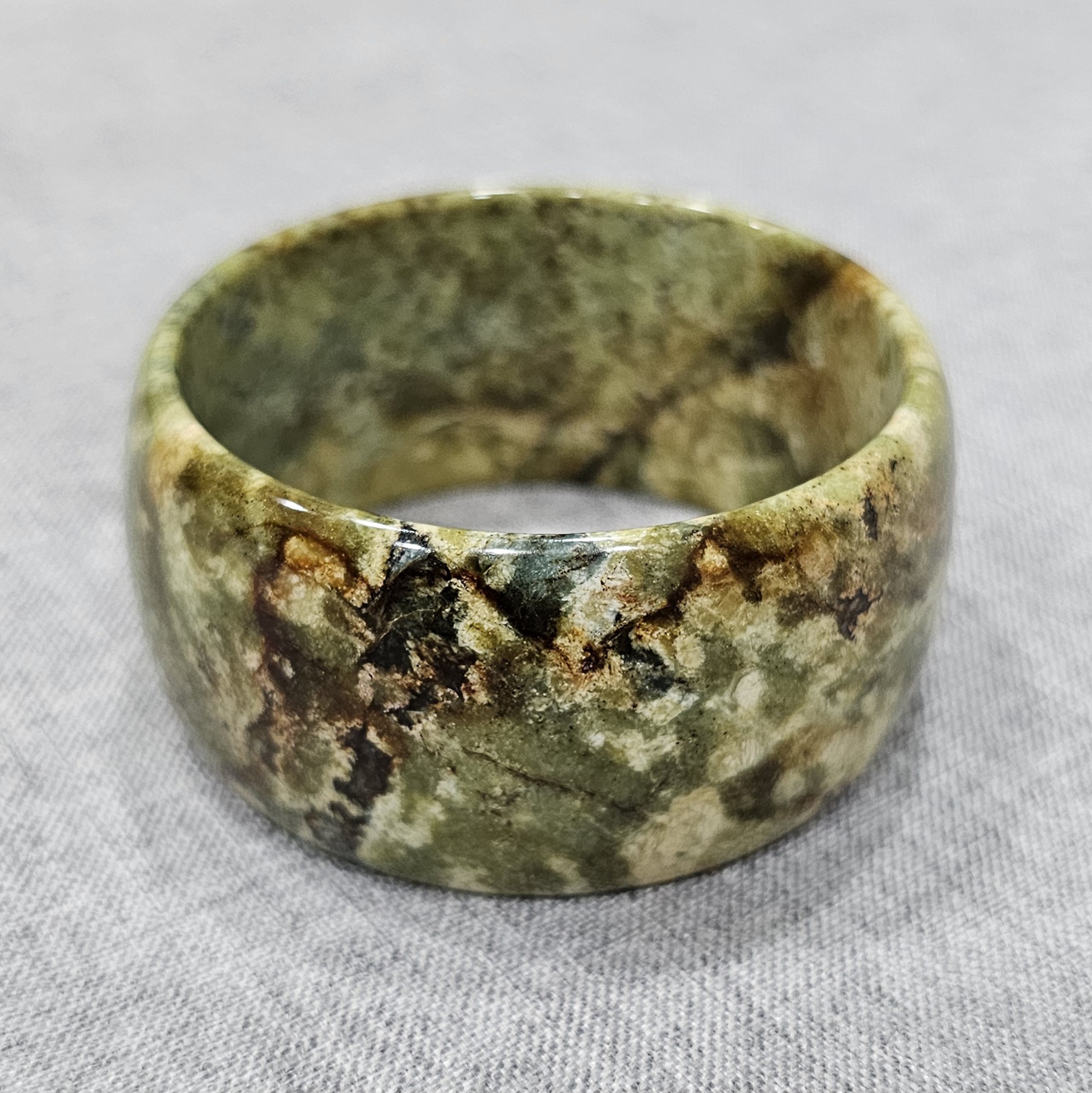 Vòng đá Serpentine này trông già cõi như Lão Thạch Gia, chất vô cùng và khá được lòng những nhà sưu tập! Vòng đá Serpentine này trông già cõi như Lão Thạch Gia, chất vô cùng và khá được lòng những nhà sưu tập!