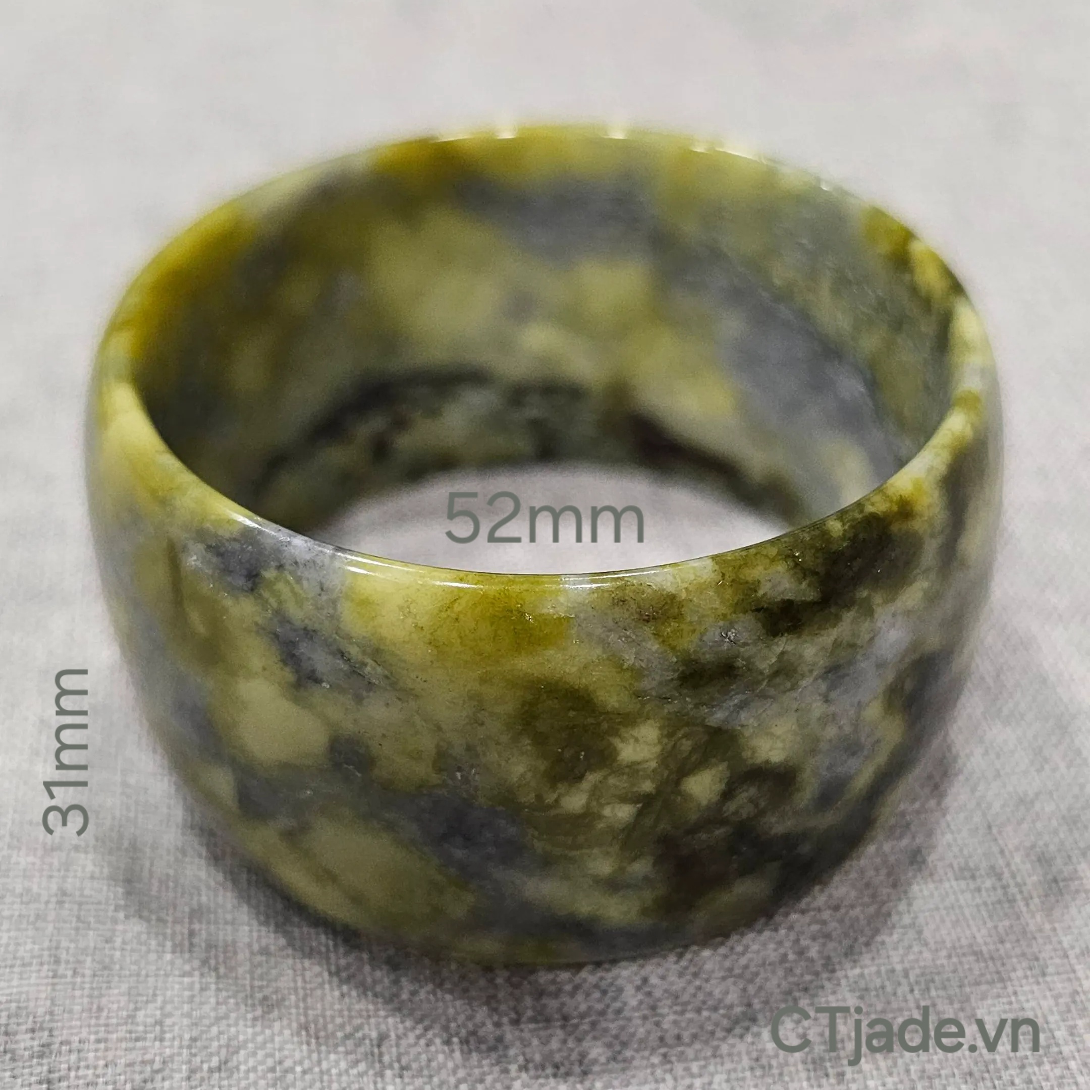 Vòng đá Serpentine này là chuẩn vân đặc trưng nhất của đá này, vân da rắn, năng lượng Kuldalini mạnh mẽ. Vòng đá Serpentine này là chuẩn vân đặc trưng nhất của đá này, vân da rắn, năng lượng Kuldalini mạnh mẽ.