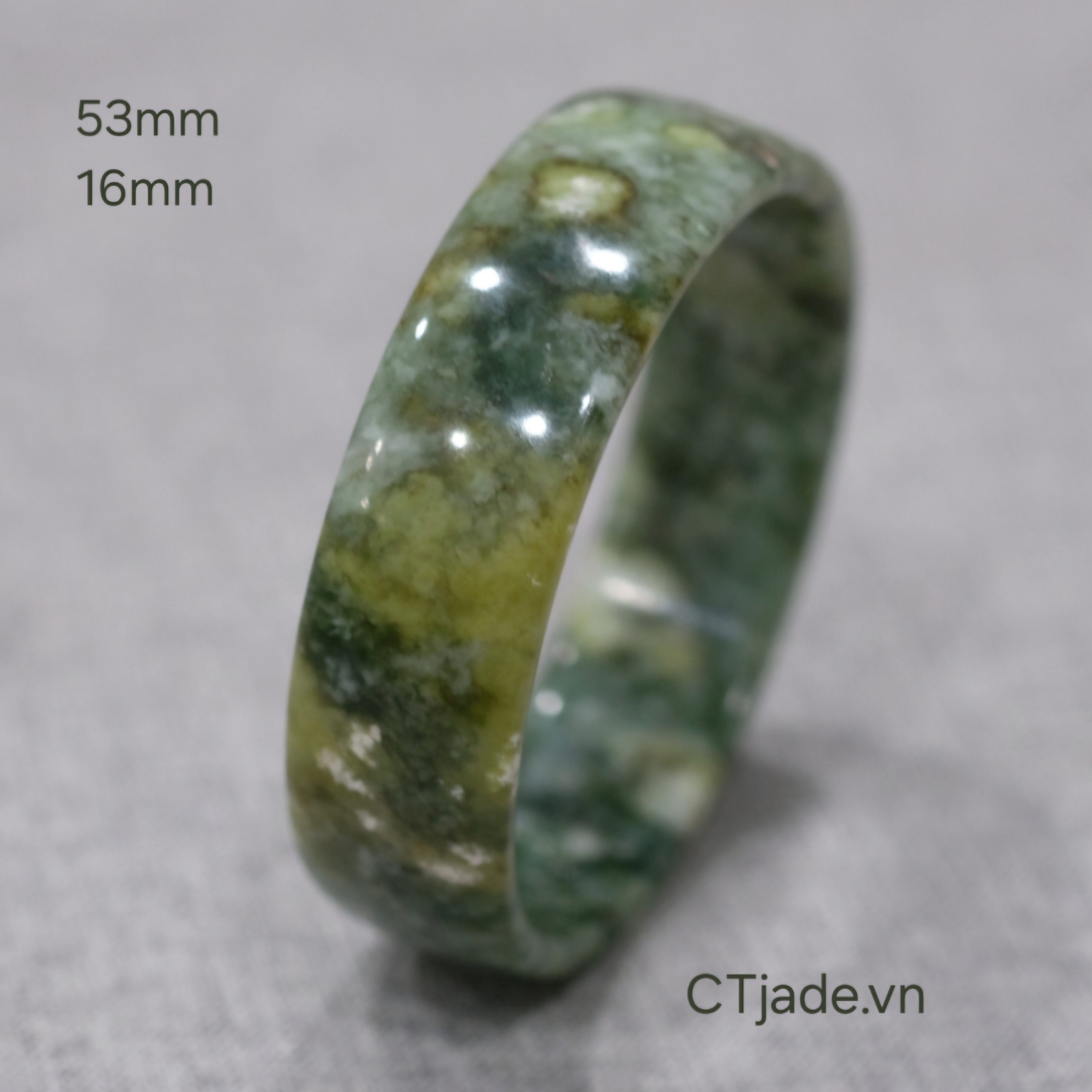 Vòng đá Serpentine thường có bản phối sắc hoa vàng trên nền thảm thực vật xanh mát