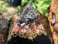 Kim tự tháp Orgonite là gì? Thành Phần chính trong chúng là gì?