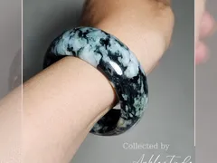 Tác phẩm tranh đá Hoa nở giữa đêm trường trên chiếc vòng cẩm thạch Sơn Thủy tuyệt đẹp.