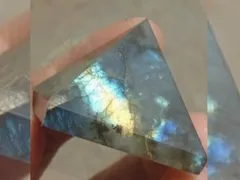 Cải thiện khả năng ngoại cảm của bạn với năng lượng kim tự tháp Orgone đá Labradorite