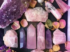 Vì sao nên đeo đá thiên nhiên mỗi ngày? Đeo chúng có lợi lạc gì không?