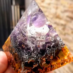 Mẫu 2211075 Orgonite Kim tự tháp phong thủy, kim tự tháp năng lượng Crystal Light | CTjade