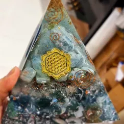 Mẫu 2211081 Orgonite Kim tự tháp phong thủy 15cm, kim tự tháp năng lượng Crystal Light | CTjade