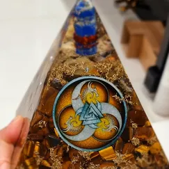 Mẫu 2211082 Orgonite Kim tự tháp phong thủy 13cm, kim tự tháp năng lượng Crystal Light | CTjade