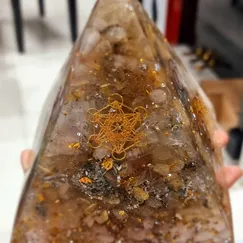 Mẫu 2211087 Orgonite Kim tự tháp phong thủy 12cm, kim tự tháp năng lượng Crystal Light | CTjade