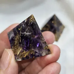 Mẫu K2307132 Kim tự tháp sinh năng orgonite đổ đá thạch anh tím, Crystal Light