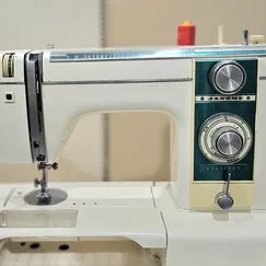 Sưu tầm máy may Janome cổ điển khỏe bền đẹp tại lớp may Tara, Bảo hành 1 đổi 1 đến 24 tháng.