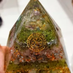 Mẫu 2211096 Orgonite Kim tự tháp phong thủy 10cm, kim tự tháp năng lượng Crystal Light | CTjade