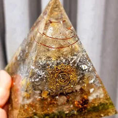 Mẫu 2211104 Orgonite Kim tự tháp phong thủy 13cm, kim tự tháp năng lượng Crystal Light | CTjade