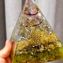 Mẫu 2211100 Orgonite Kim tự tháp phong thủy 13cm, kim tự tháp năng lượng Crystal Light | CTjade