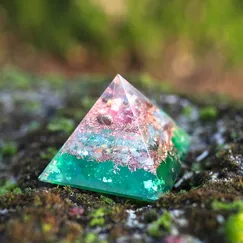 Mẫu P22030131 Orgonite Crystal kim tự tháp sinh năng, kim tự tháp phong thủy, kim tự tháp năng lượng Crystal Light