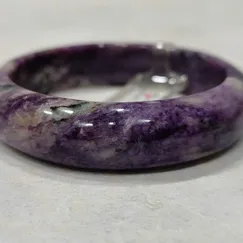 2502162 Vòng bản đá Charoite thiên nhiên gu tím đậm chất!