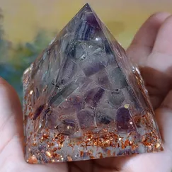Mẫu 250505 Kim tự tháp mỹ thuật cạnh 68mm Nhựa Resin đổ đá Fluorite và thạch anh thiên nhiên, Crystal Light