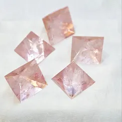 2309033 Quà tặng tháng 9: 0đ - cặp kim tự tháp resin và đâ thạch anh hồng