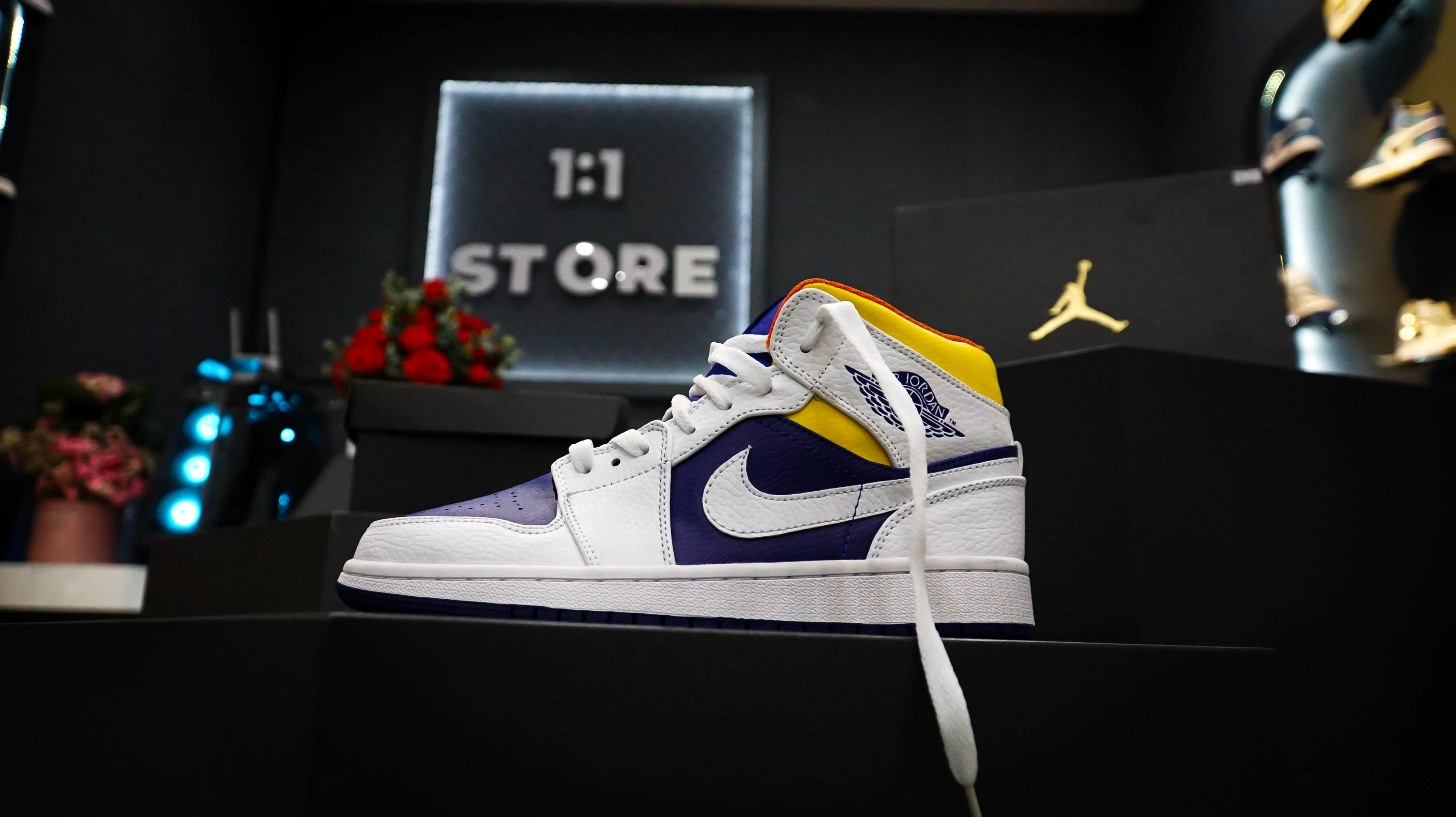 Nike Air Jordan 1 Mid Shoe
