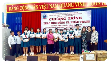 TRAO TẶNG HƠN 30 SUẤT HỌC BỔNG VÀ HƠN 1000 CHAI DUNG DỊCH SÁT KHUẨN TAY NHANH CHO CÁC EM HỌC SINH