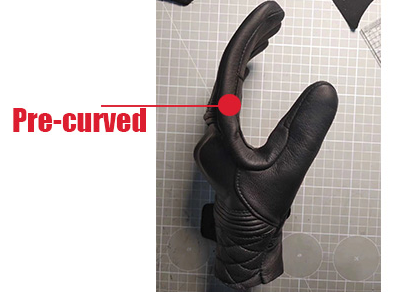 Khi mua găng tay xe máy, biker có thể cân nhắc chọn loại có thiết kế pre-curved bo cong theo hình dáng bàn tay Khi mua găng tay xe máy, biker có thể cân nhắc chọn loại có thiết kế pre-curved bo cong theo hình dáng bàn tay
