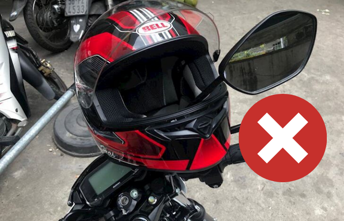 Treo mũ bảo hiểm trên kính chiếu hậu gây thiệt hại cho lớp lót bên trong Treo mũ bảo hiểm trên kính chiếu hậu gây thiệt hại cho lớp lót bên trong