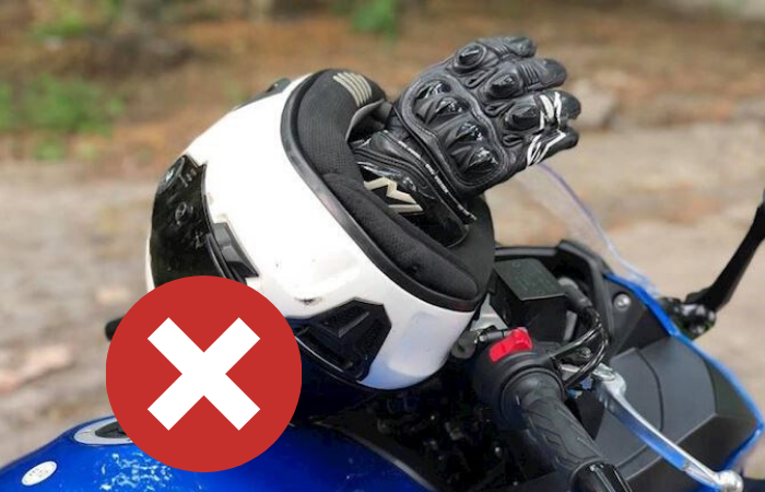Đặt găng tay trong mũ gây giảm tuổi thọ của lớp lót bên trong mũ bảo hiểm moto. Đặt găng tay trong mũ gây giảm tuổi thọ của lớp lót bên trong mũ bảo hiểm moto