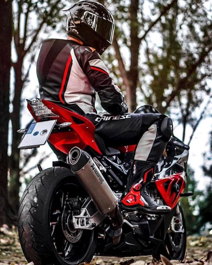 Khi mặc đồ bảo hộ moto áo liền quần, cần đảm bảo các giáp được đặt đúng vị trí của nó Khi mặc đồ bảo hộ moto áo liền quần, cần đảm bảo các giáp được đặt đúng vị trí của nó