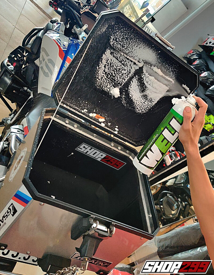 WELL - CHAI XỊT BỌT TUYẾT VỆ SINH KHÔ NÓN BẢO HIỂM, ÁO DA, GIÀY DA, YÊN XE LUBE71 600ML WELL - CHAI XỊT BỌT TUYẾT VỆ SINH KHÔ NÓN BẢO HIỂM, ÁO DA, GIÀY DA, YÊN XE LUBE71 600ML