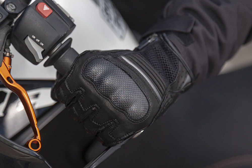 1 đôi găng tay thoải mái sẽ giúp điểu khiển xe tốt hơn 1 đôi găng tay thoải mái sẽ giúp điểu khiển xe tốt hơn