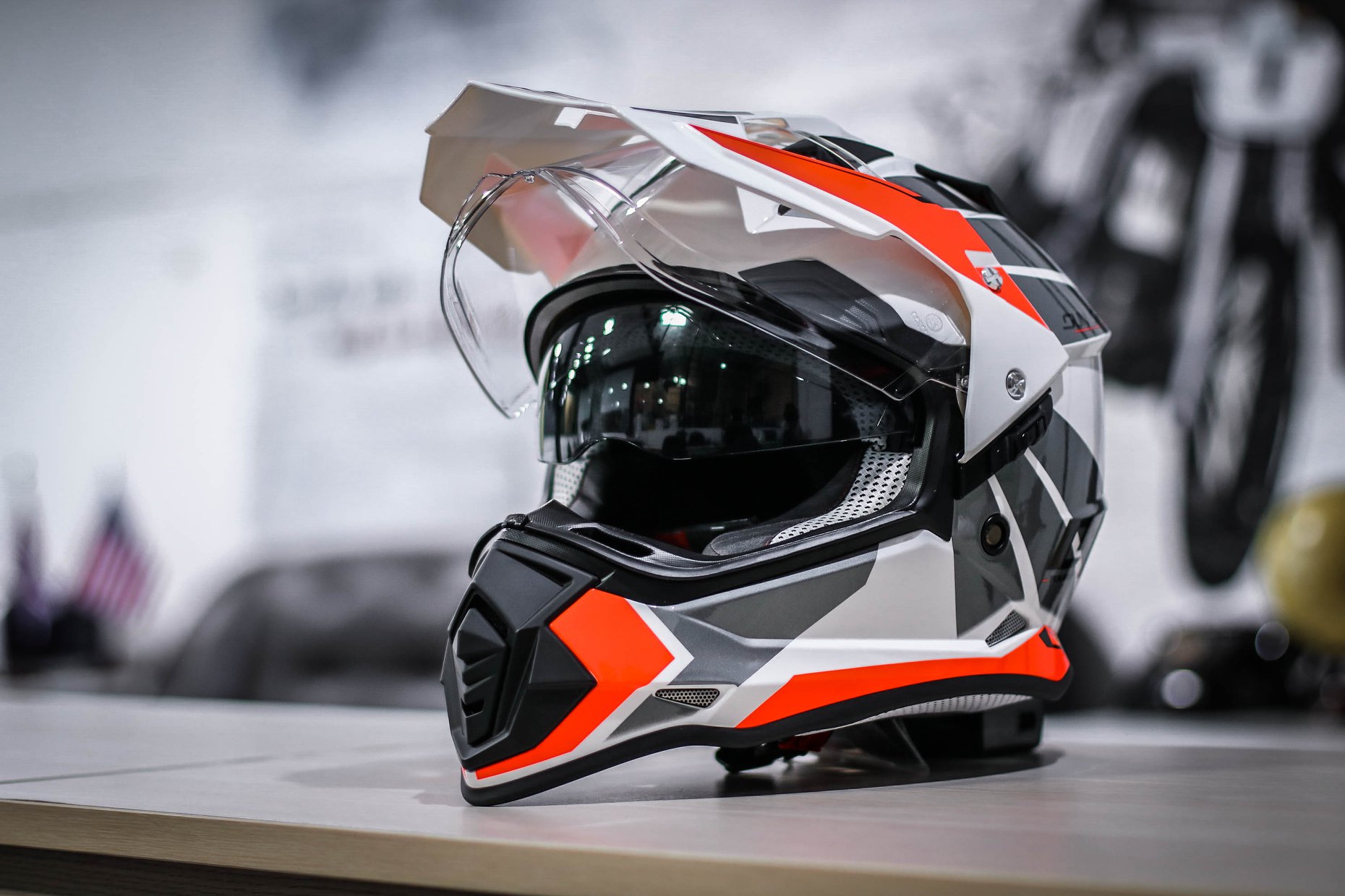 Kính chắn Mũ Dual Sport Yohe 632A Adventure Trắng Đỏ Kính chắn Mũ Dual Sport Yohe 632A Adventure Trắng Đỏ