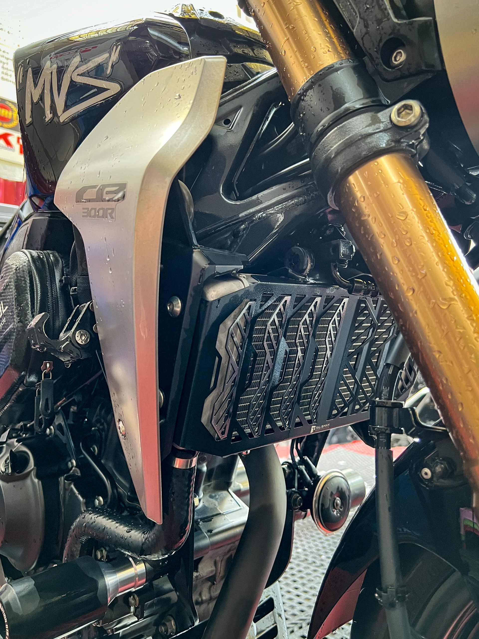 CHE KÉT NƯỚC TALISMAN CHO CB300R CHE KÉT NƯỚC TALISMAN CHO CB300R