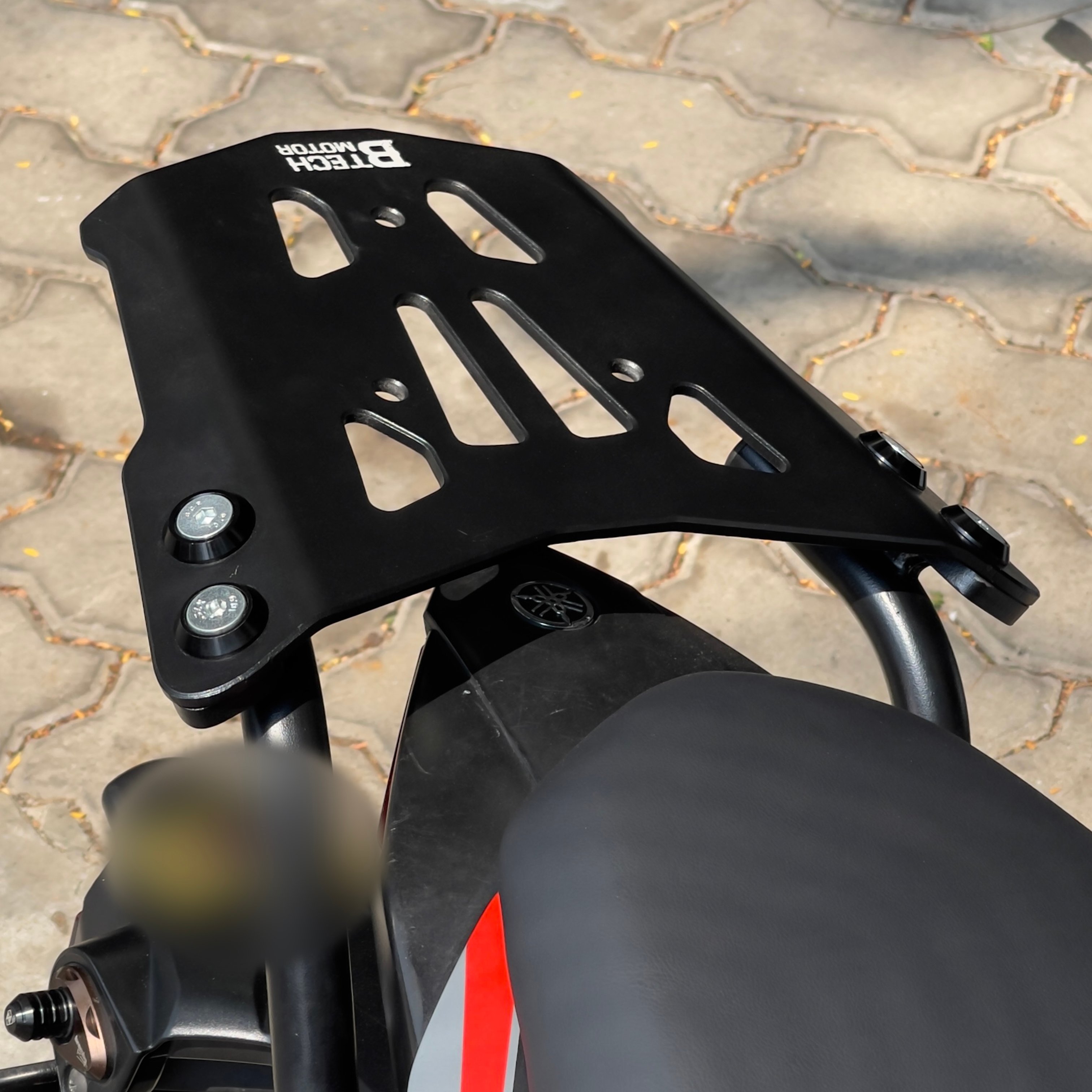 BAGA ĐẾ NHÔM B-TECH CHO YAMAHA R3 BAGA ĐẾ NHÔM B-TECH CHO YAMAHA R3