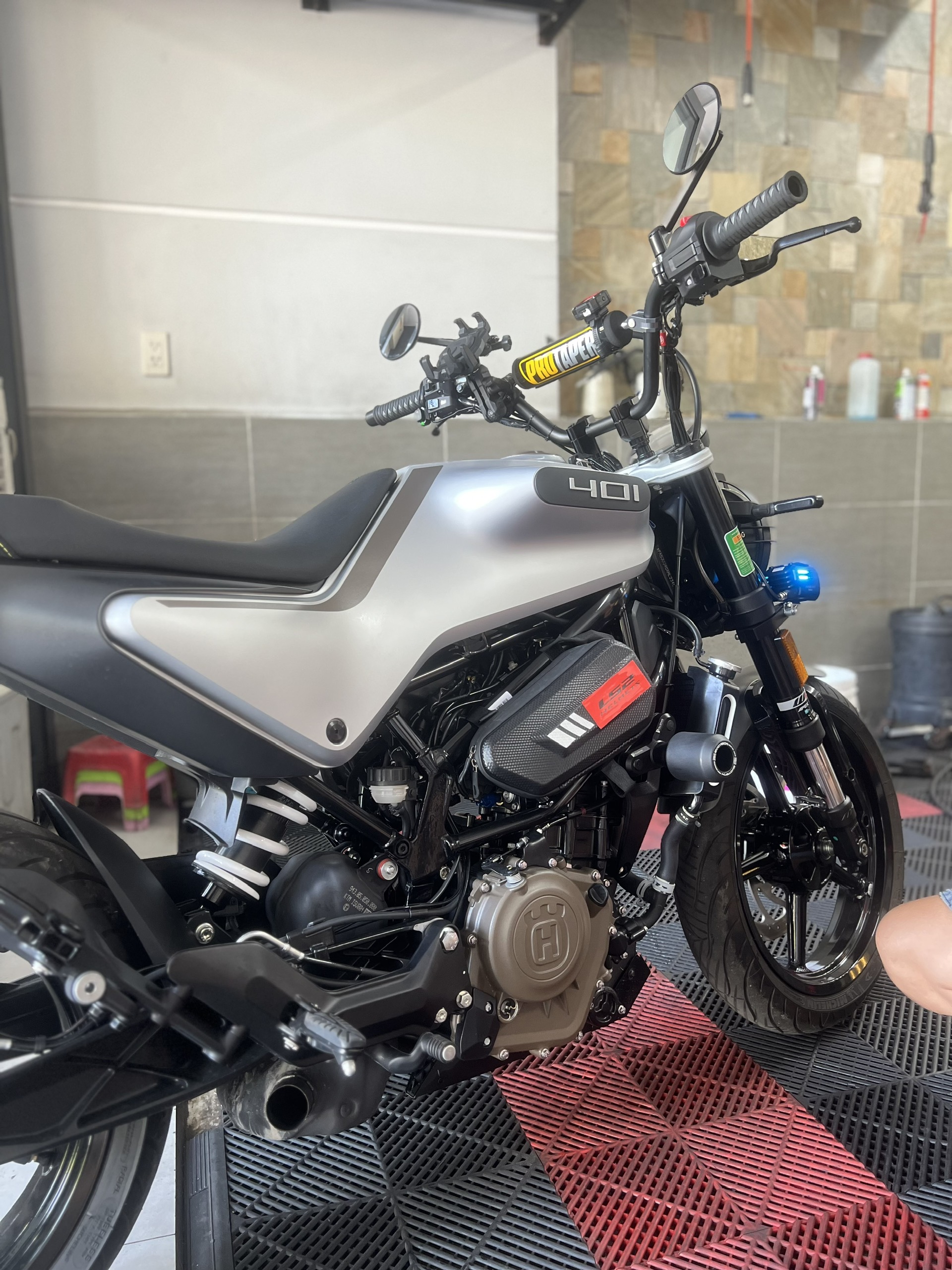 CHỐNG ĐỔ SƯỜN EVOTECH CHO HUSQVARNA SVARTPILEN / VITPILEN 200/401 CHỐNG ĐỔ SƯỜN EVOTECH CHO HUSQVARNA SVARTPILEN / VITPILEN 200/401