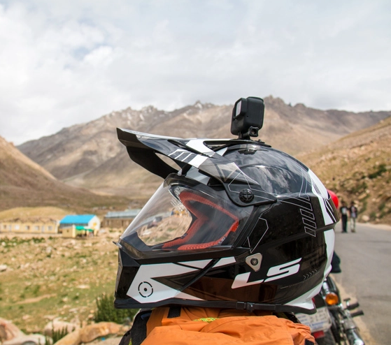 Thanh cằm của mũ bảo hiểm moto PKL dual sport không nhô ra nhiều như mũ bảo hiểm off-road Thanh cằm của mũ bảo hiểm moto PKL dual sport không nhô ra nhiều như mũ bảo hiểm off-road