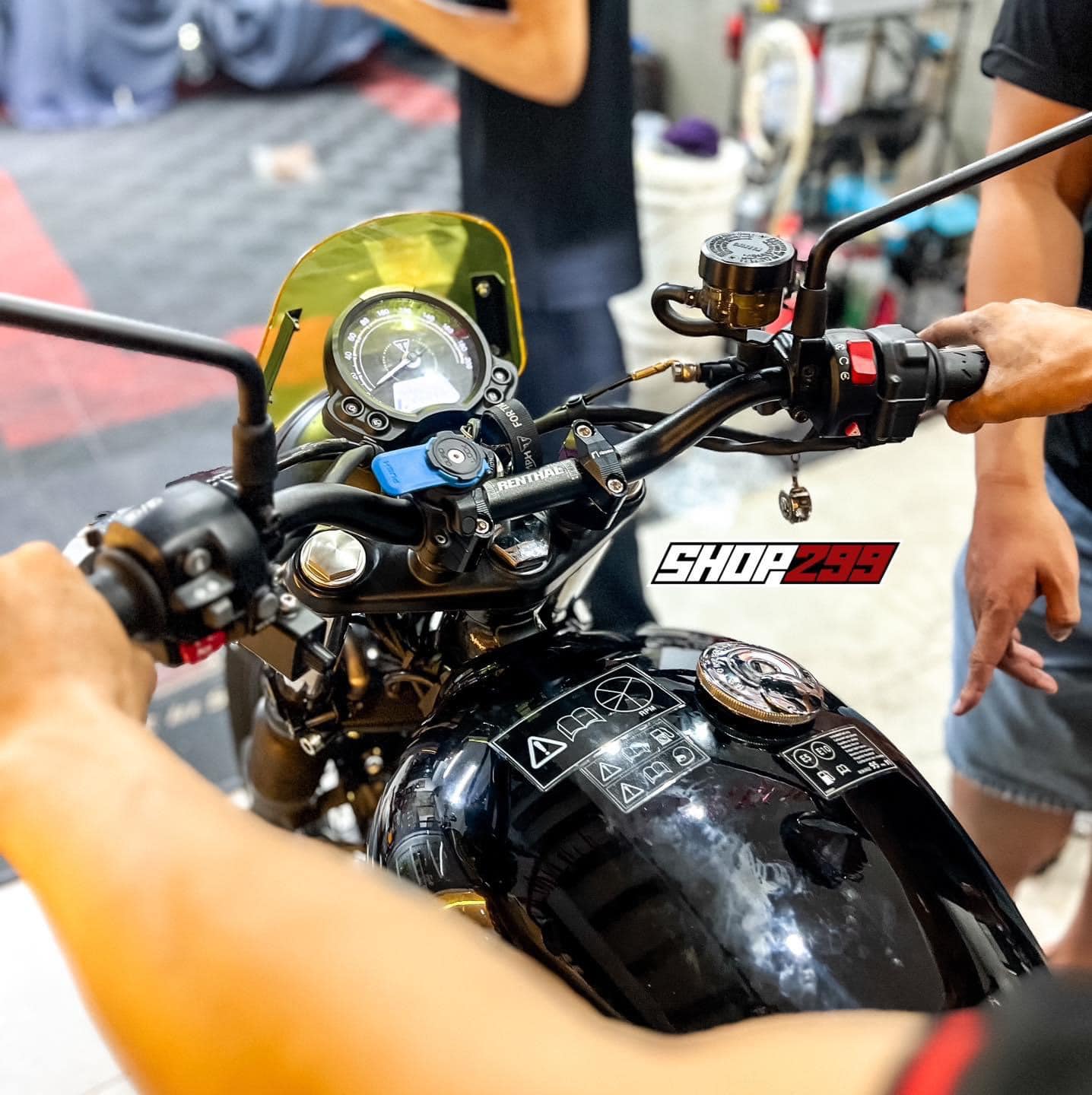 GHI ĐÔNG RENTHAL 721 - 28MM LẮP LÊN TRIUMPH SCRAMBLER 900 GHI ĐÔNG RENTHAL 721 - 28MM LẮP LÊN TRIUMPH SCRAMBLER 900