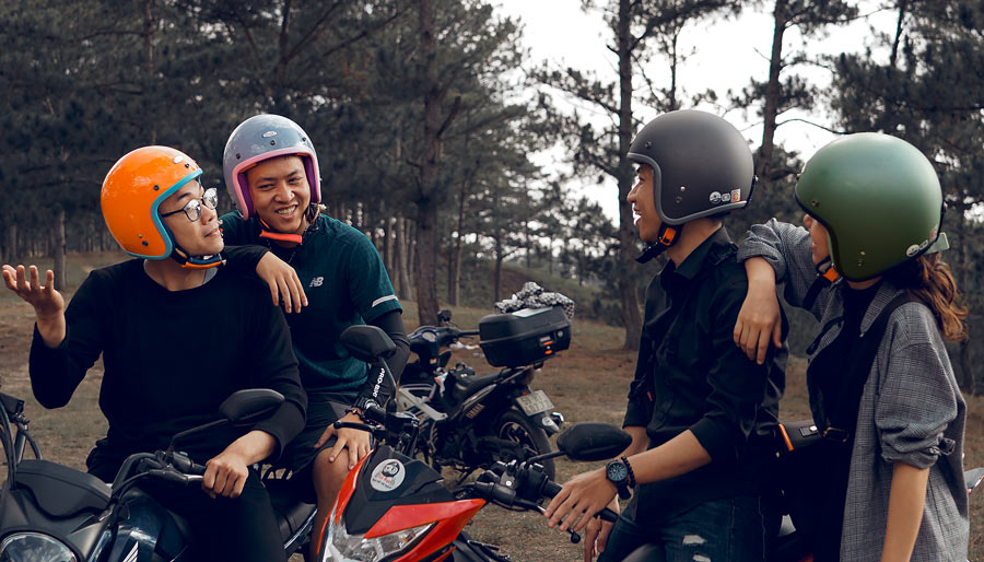 Mũ bảo hiểm moto PKL 3/4 - che phần phía sau và hai bên đầu của biker và để khuôn mặt của bạn lộ ra Mũ bảo hiểm moto PKL 3/4 - che phần phía sau và hai bên đầu của biker và để khuôn mặt của bạn lộ ra