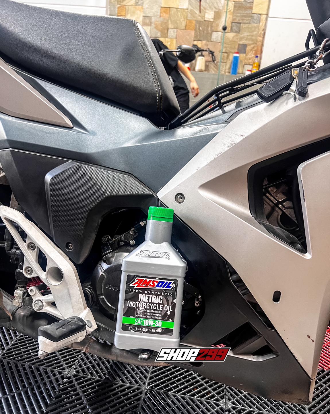 NHỚT AMSOIL METRIC 10W-30 - Quart (946ml) NHỚT AMSOIL METRIC 10W-30 - Quart (946ml)