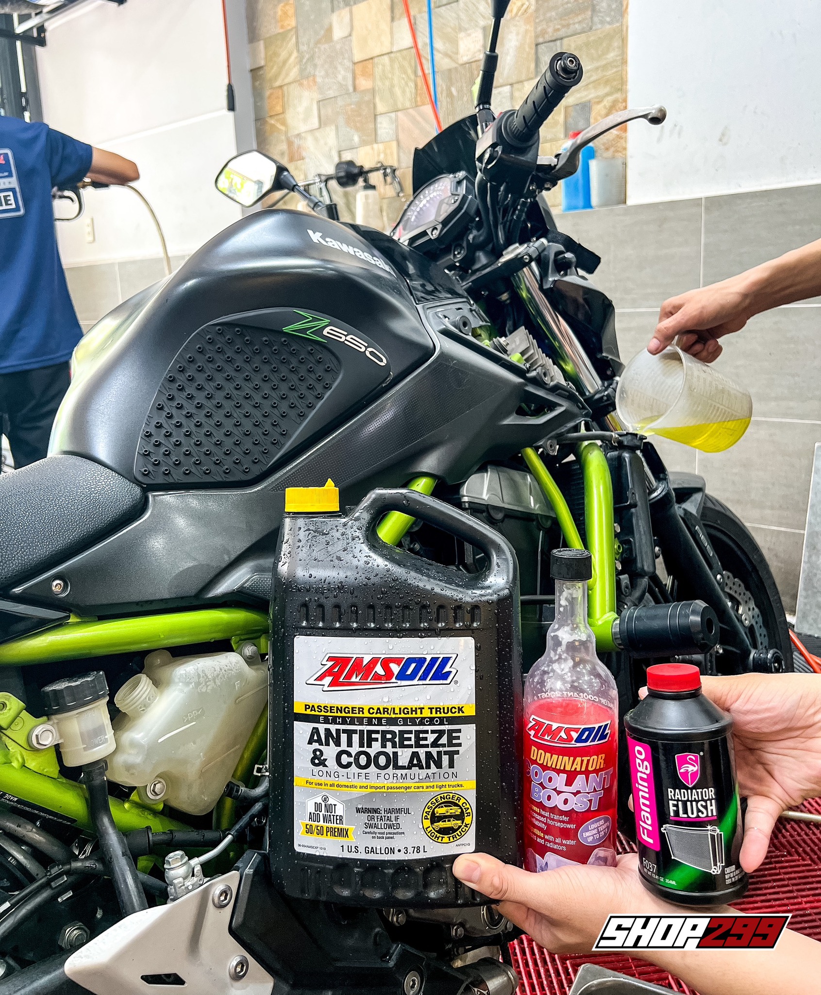 Phụ Gia Nước Mát AMSOIL DOMINATOR ® Coolant Boost - 16 oz Phụ Gia Nước Mát AMSOIL DOMINATOR ® Coolant Boost - 16 oz