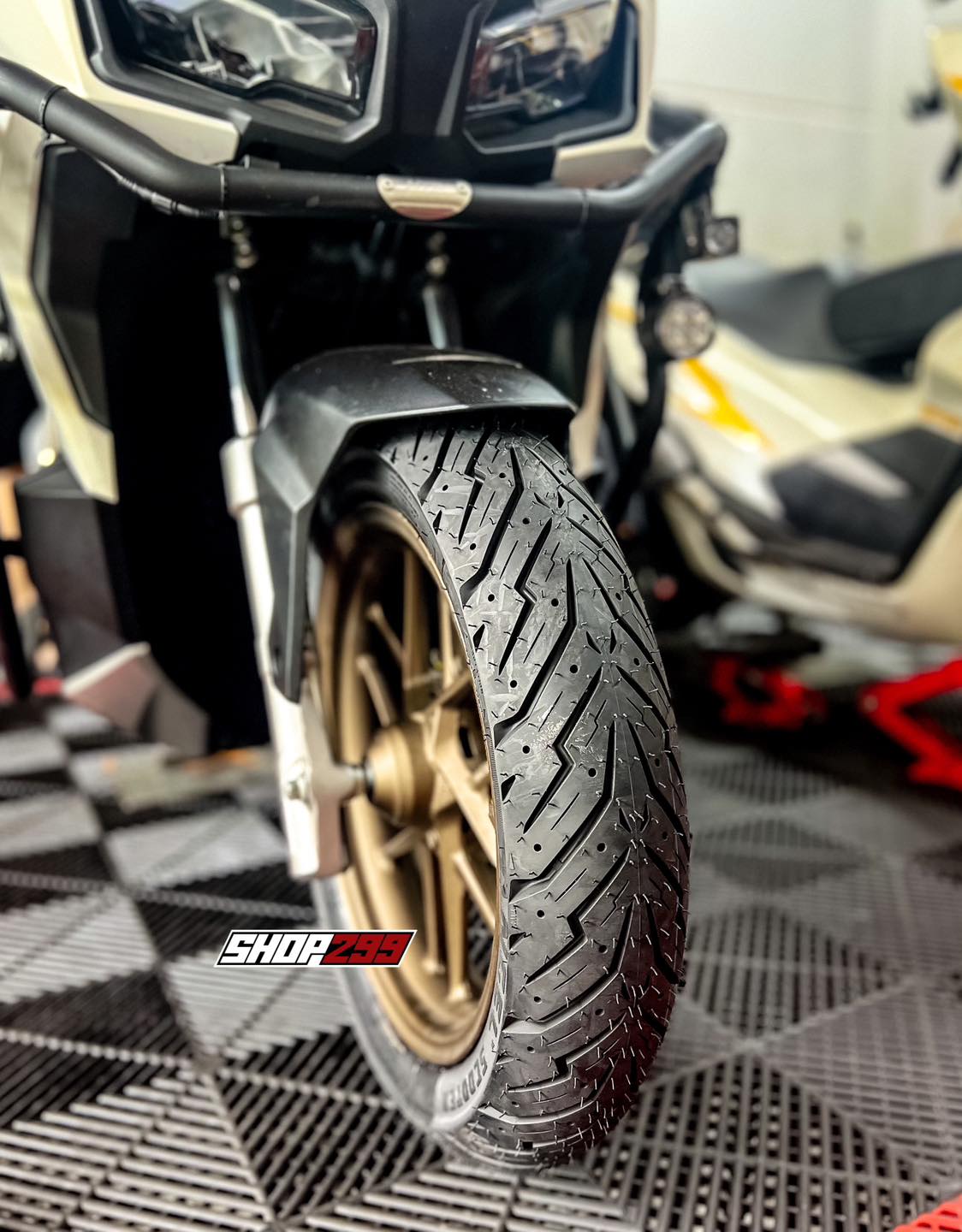 Honda ADV150 lắp lốp Pirelli Angel Scooter Honda ADV150 lắp lốp Pirelli Angel Scooter