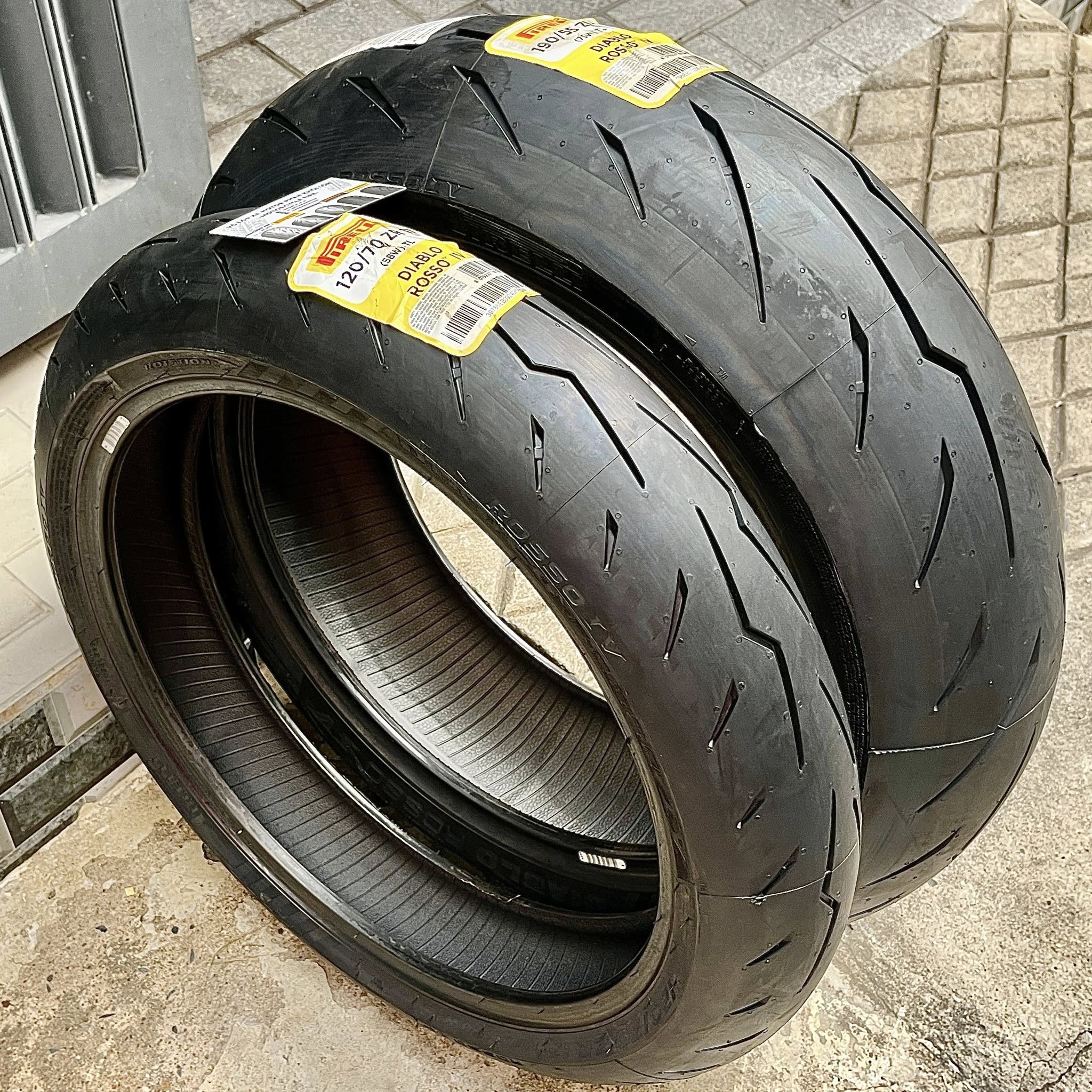 LỐP PIRELLI DIABLO ROSSO IV LỐP PIRELLI DIABLO ROSSO IV