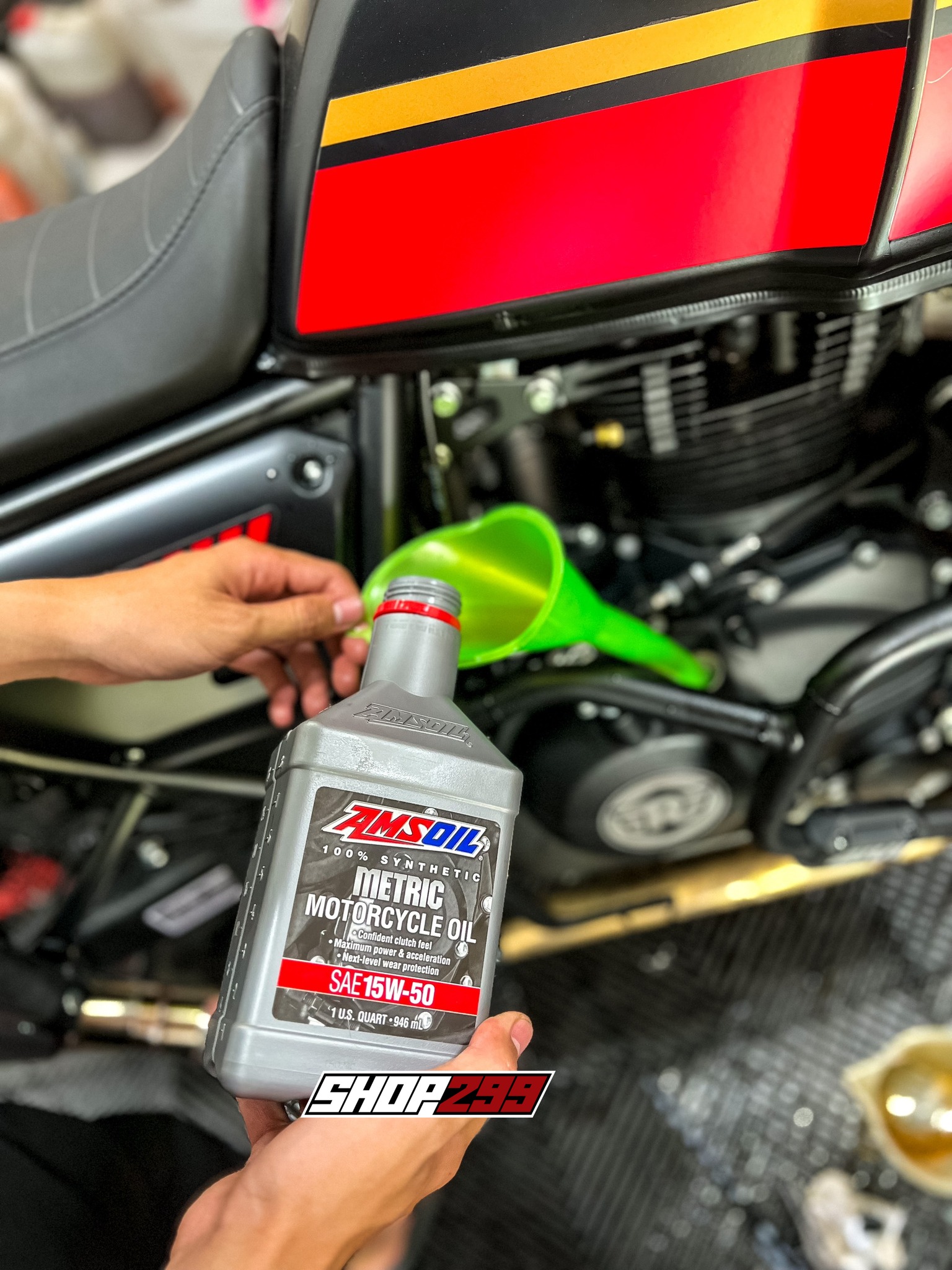 NHỚT AMSOIL METRIC 15W-50 - Quart (946ml) NHỚT AMSOIL METRIC 15W-50 - Quart (946ml)