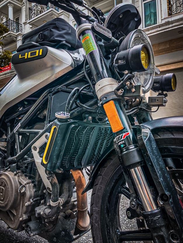 CHE KÉT NƯỚC TALISMAN CHO HUSQVARNA SVARTPILEN/ VITPILEN 401 CHE KÉT NƯỚC TALISMAN CHO HUSQVARNA SVARTPILEN/ VITPILEN 401