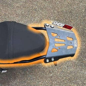 BAGA ĐẾ NHÔM B-TECH CHO TRIUMPH TRIDENT 660