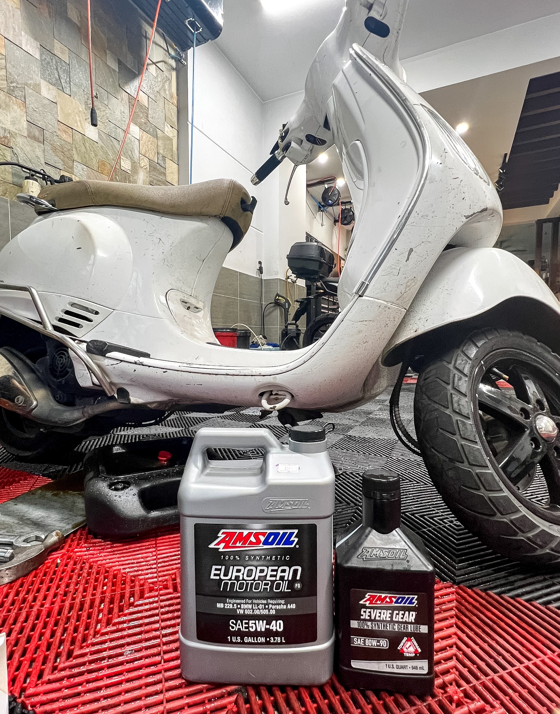 DẦU NHỚT TỔNG HỢP 100% NHẬP KHẨU MỸ AMSOIL EUROPEAN 5W40 - 3.78L DẦU NHỚT TỔNG HỢP 100% NHẬP KHẨU MỸ AMSOIL EUROPEAN 5W40 - 3.78L