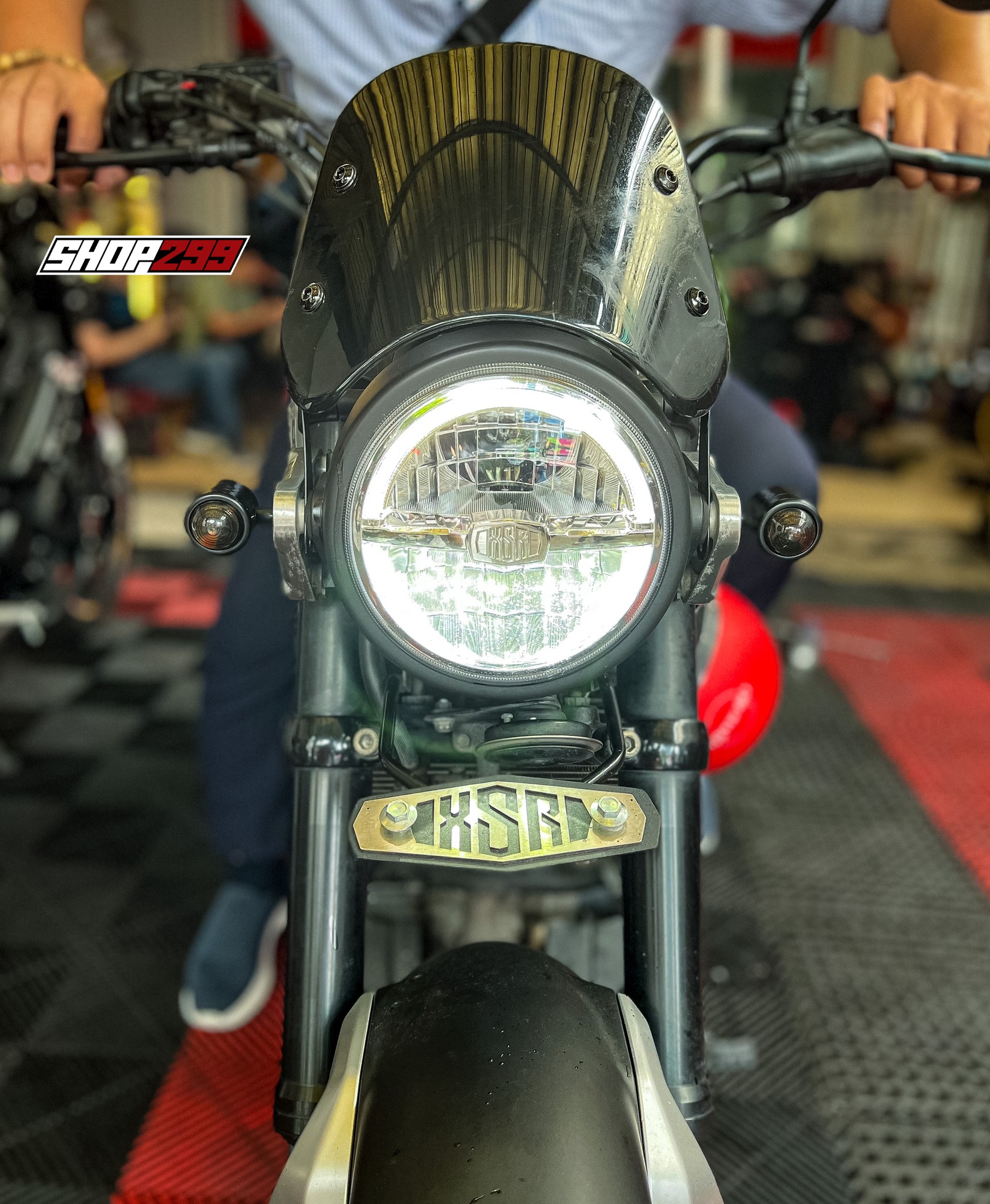 XI NHAN LED KIỂU CLASSIC - ĐEN XI NHAN LED KIỂU CLASSIC - ĐEN