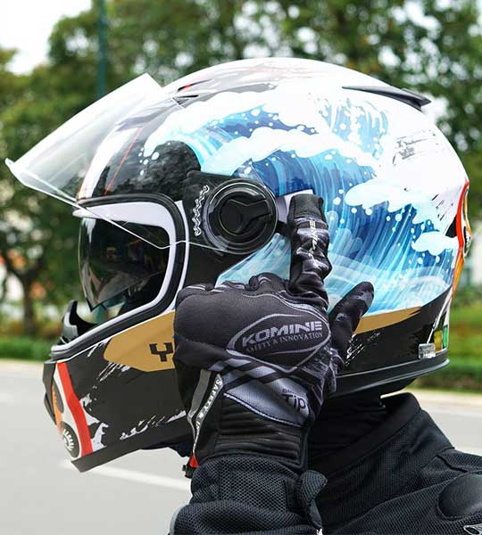 Tấm kính râm trên mũ bảo hiểm fullface giúp bảo vệ mắt biker không bị chói nắng Tấm kính râm trên mũ bảo hiểm fullface giúp bảo vệ mắt biker không bị chói nắng
