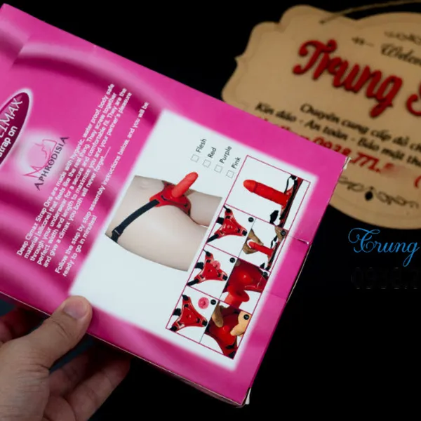 Cơ thể cả hai cùng hòa hợp với dương vật giả cho les 