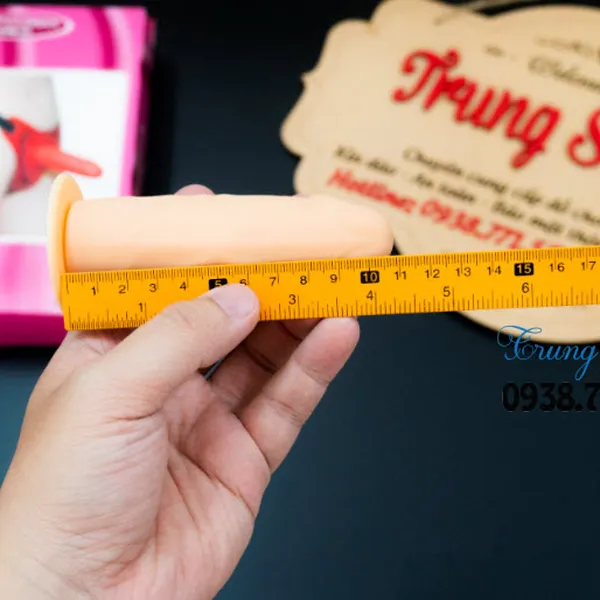 Cơ thể cả hai cùng hòa hợp với dương vật giả cho les 