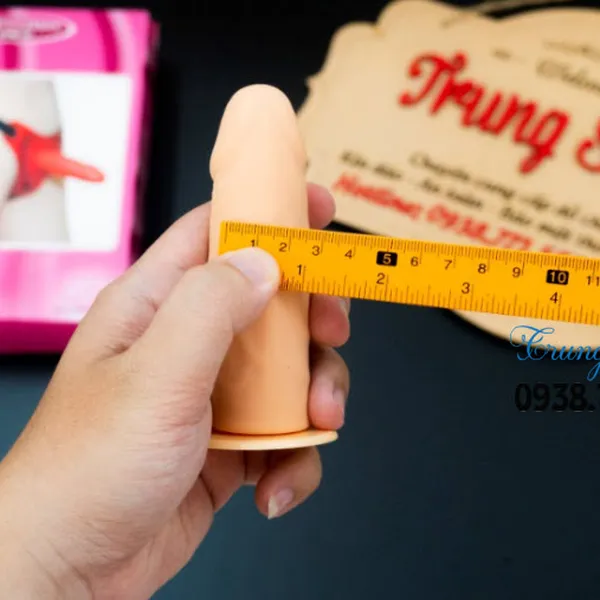 Cơ thể cả hai cùng hòa hợp với dương vật giả cho les 