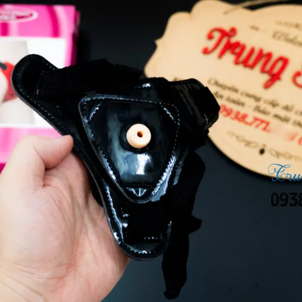 Cơ thể cả hai cùng hòa hợp với dương vật giả cho les 